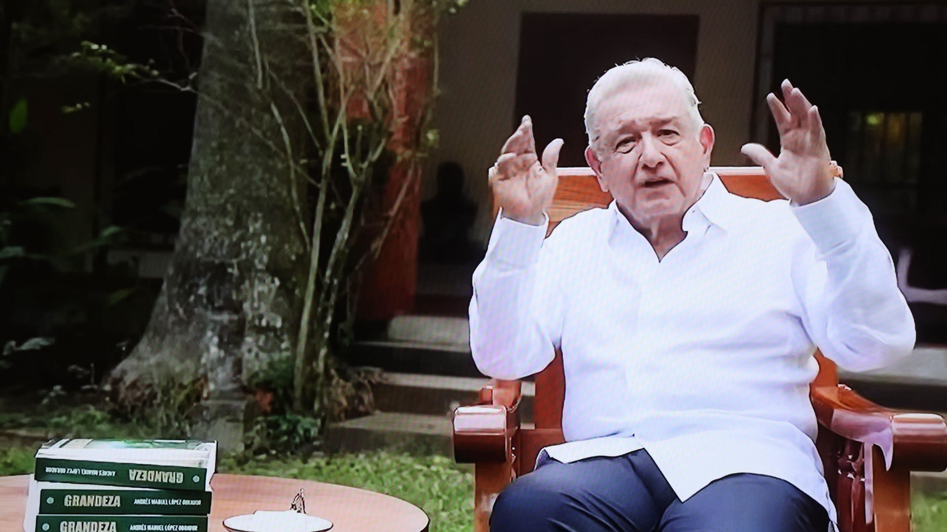 Andrés Manuel López Obrador, ex presidente de México, reapareció en su cuenta oficial en sus redes para presentar su nuevo libro “Grandeza”, editado por Grupo Planeta.